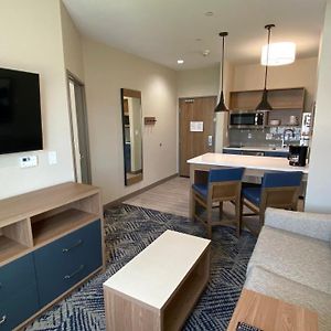 One-Bedroom Queen Suite