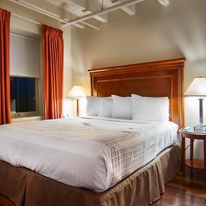 One-Bedroom Queen Suite