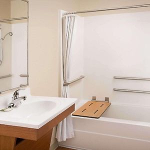 Queen Suite Mobility accessible