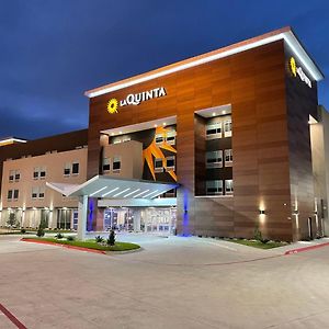 La Quinta Inn & Suites By Wyndham Dallas/Fairpark