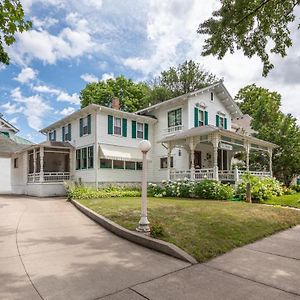 Carriage House Bed & Breakfast