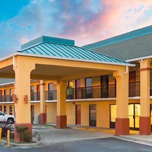 Super 8 By Wyndham Orangeburg Near I-26