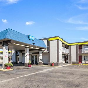 Econo Lodge Inn & Suites
