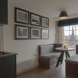 Deluxe One-Bedroom Apartment