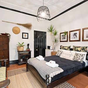 Deluxe Queen Studio