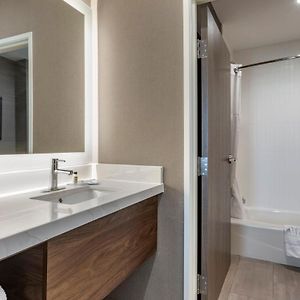 One-Bedroom Queen Suite