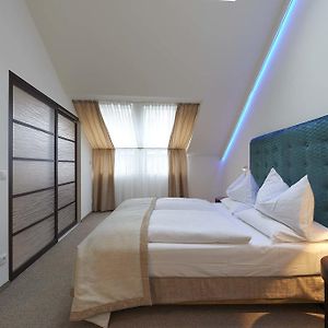 DeLuxe Plus Queen Suite