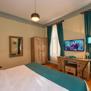 Deluxe Queen Suite