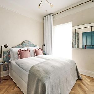 Petite King Room