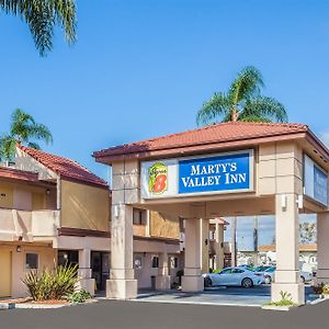 Super 8 By Wyndham Oceanside Marty'S Valley Inn