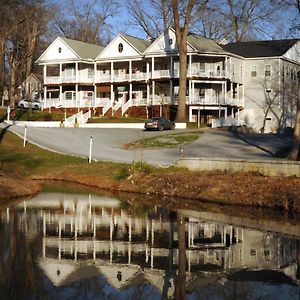 Acorn Hill Lodge And Spa