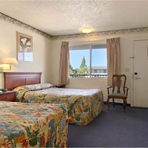 Deluxe Queen Suite