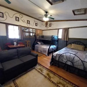 Acorn Hideaways Canton Old West Bunkhouse For 9 - Trail'S End Corral