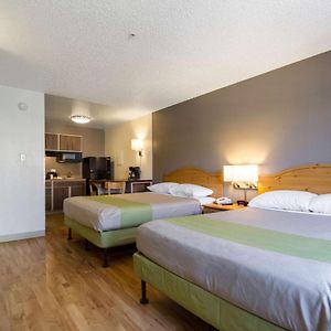 Deluxe Queen Suite