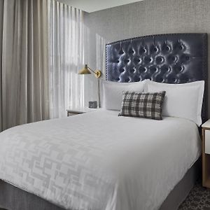 Petite Queen Room