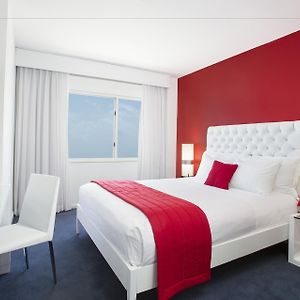 Petite Queen Room