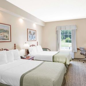 Queen Room Mobility accessible