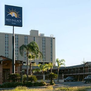 Econo Lodge Inn & Suites