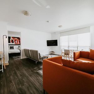 Deluxe One-Bedroom Apartment