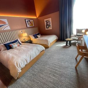 Deluxe Queen Suite