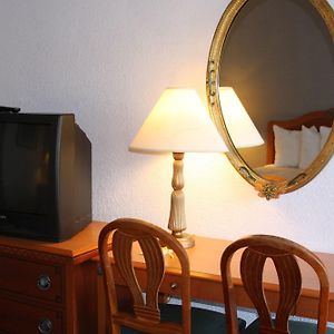 Deluxe One-Bedroom Queen Suite