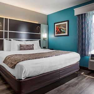 Queen Suite Mobility accessible