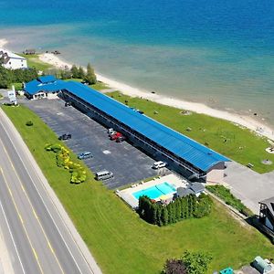 Days Inn & Suites By Wyndham St. Ignace Lakefront