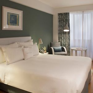 Deluxe One-Bedroom Apartment