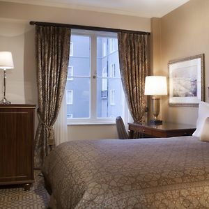 Petite Queen Room