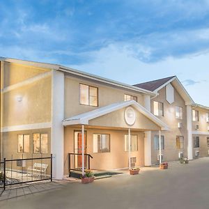 Super 8 By Wyndham Riverton