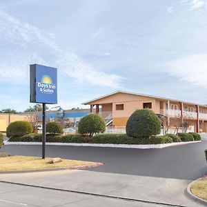 Days Inn & Suites By Wyndham Arlington Near Six Flags