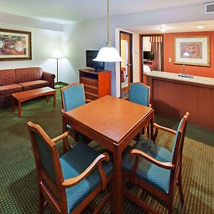 Deluxe One-Bedroom King Suite