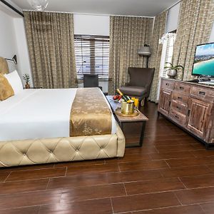 Classic Queen Room