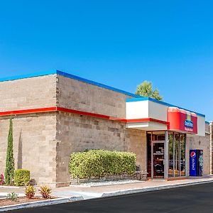 Days Inn By Wyndham Bradenton - Near The Gulf