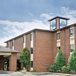 Days Inn & Suites By Wyndham Hickory