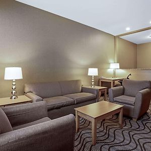 Deluxe One-Bedroom King Suite