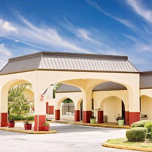 Days Inn & Suites By Wyndham Starkville