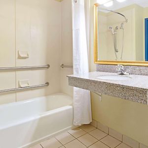 Deluxe  King Suite Mobility accessible