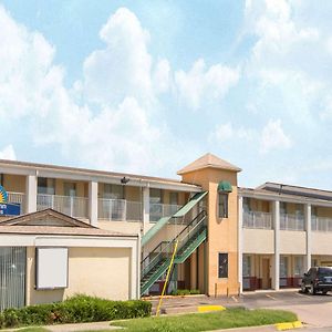 Days Inn & Suites By Wyndham Wichita East