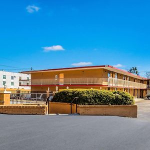 Econo Lodge Inn & Suites