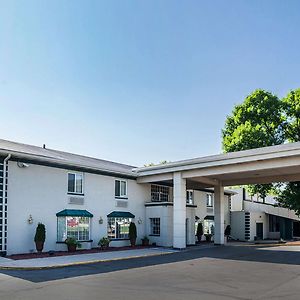 Quality Inn & Suites Des Moines - Merle Hay Road