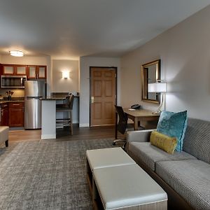 One-Bedroom Queen Suite