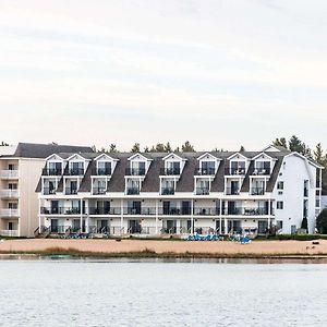 Quality Inn & Suites Mackinaw City Beachfront
