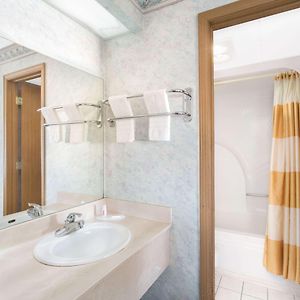 Deluxe Queen Suite