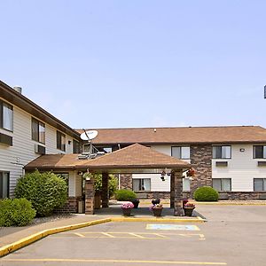Days Inn & Suites By Wyndham Davenport East