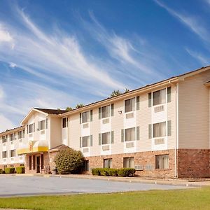 Super 8 By Wyndham Fayetteville