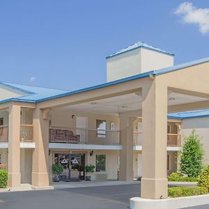 Days Inn & Suites By Wyndham Pine Bluff