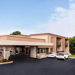 Super 8 By Wyndham Lawrence Ku