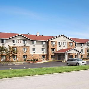 Super 8 By Wyndham Fairview Heights-St. Louis