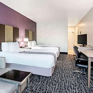 2 Queen Beds Deluxe Room Various Views Non-Smoking